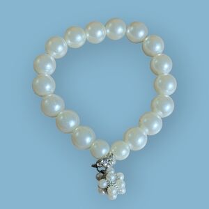 Chic Pearl Bracelet with Floral Accent